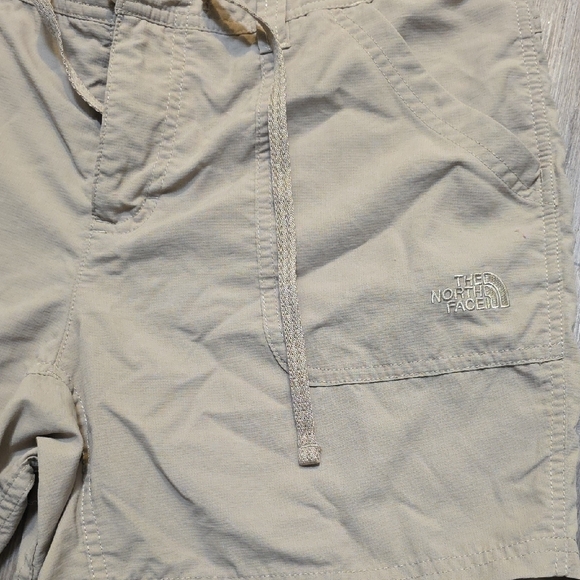 NWOT The North Face Khaki Casual Shorts - Picture 2 of 8